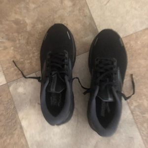 Brooks sneakers (brand new)!